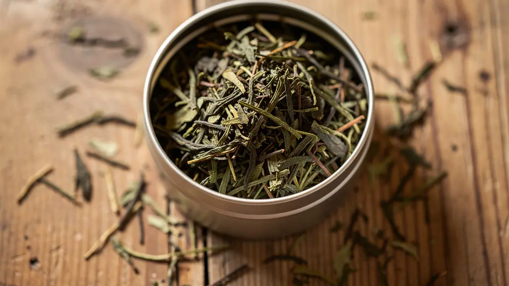 Feuilles de thé en vrac de qualité dans boîte métallique ouverte